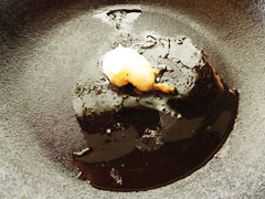 フライパンで鶏の脂肪を炒める