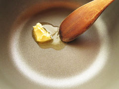 鍋にオリーブオイルとバターを入れる
