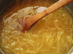 煮込み中のオニオンスープ