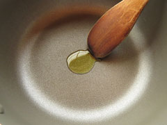 鍋にオリーブオイルを入れる。