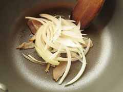 ベーコンを炒めている鍋に、玉ねぎを入れる。