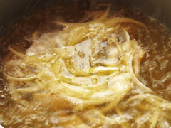 スープを沸騰させる。