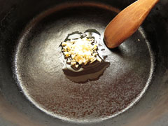 鍋にオリーブオイルとにんにくを入れて弱火で炒める。