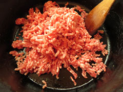 強火で熱した鍋にひき肉を入れる。