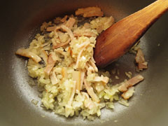 玉ねぎが透き通るまで炒める。