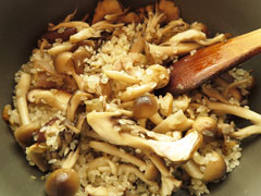 生米の色が透き通るまで炒める。