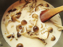 生米を炒めた鍋にスープと白ワインを注ぐ。