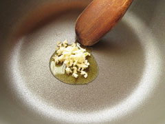 鍋にオリーブオイルとにんにくを入れる。