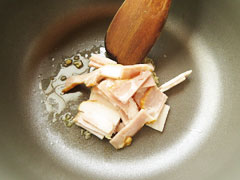 にんにくを炒めている鍋にベーコンを入れる。