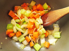 玉ねぎが透き通るまで野菜を炒める。
