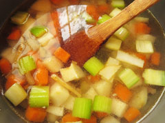 野菜を炒めている鍋に水と白ワイン、コンソメ、ローリエを入れる。