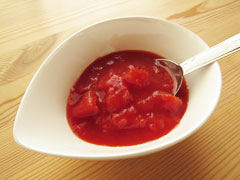 小皿に入れたトマトの水煮150g。