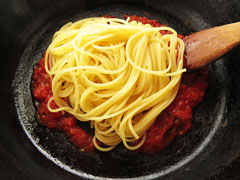 ポモドーロソースを煮込んでいるフライパンに、茹で上がったスパゲティを入れる。