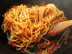 ソースをからませて、出来上がったスパゲティ･ポモドーロ。