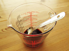 計量カップに戻し汁と調味料を入れる。