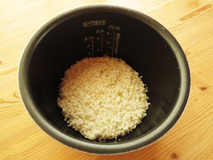 炊飯器の内釜に水を切った米を入れる。