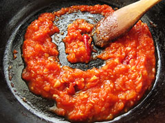 トマトを崩しながら煮詰めて出来上がった、アラビアータソース。