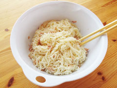 素麺とツナ缶をよく混ぜる。