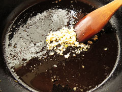 ミートボールを焼いたフライパンで、みじん切りにしたにんにくを炒める。