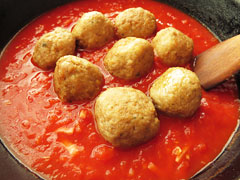 煮込んでいるトマトソースにミートボールを入れる。
