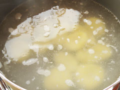 沸騰した湯にニョッキを入れる。
