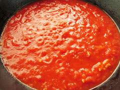 ソース状になるまで煮込んだニョッキのトマトソース。