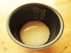 洗った米と少なめの水を入れた、炊飯器の内釜。