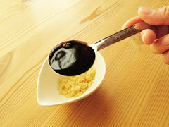 砂糖を入れた小皿に、醬油大さじ1を入れる。