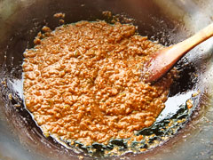 水溶き片栗粉を加えてとろみの付いた肉味噌。