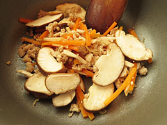 油を絡めるようにざっくりとかき混ぜながら椎茸を炒める。