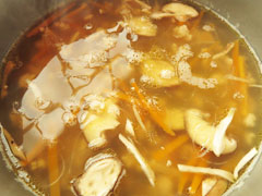 中火で春雨スープを煮込む。