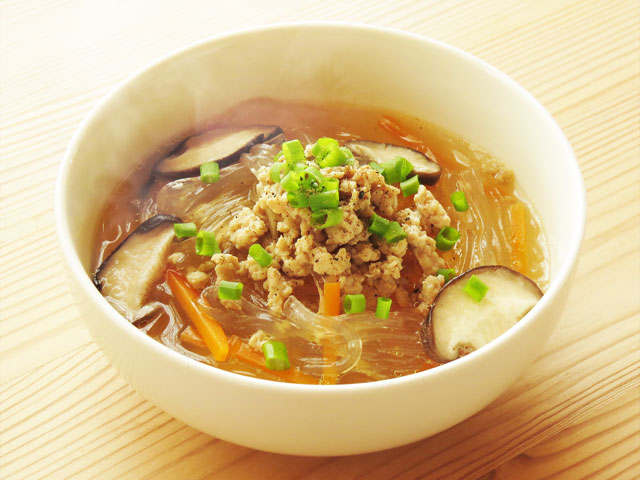 鶏ひき肉と椎茸の春雨スープ