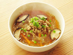 鶏ひき肉と椎茸の春雨スープ