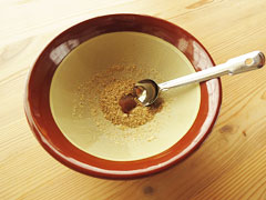 すった白ごまの入ったすり鉢に砂糖と醤油を入れる。