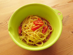 冷製パスタのトマトソースが入ったボウルに、パスタとミニトマトを入れる。