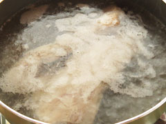 鍋に沸かした湯で、豚バラ軟骨を下茹でする。
