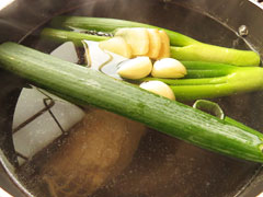 鍋にチャーシュー肉と臭み消し用の野菜、酒、水を入れる。