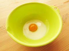 卵黄を入れたボウルに牛乳を入れる。
