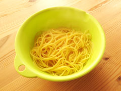 たらこパスタのソースが入ったボウルに、茹で上がったスパゲッティを入れる。