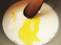 溶けたバターと牛乳、めんつゆを混ぜ合わせる。