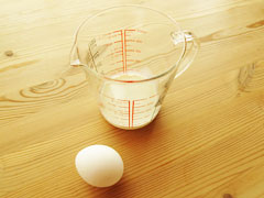 卵と計量カップに入れた牛乳。