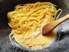 カルボナーラソースの入ったフライパンに、茹で上がったスパゲッティを入れる。