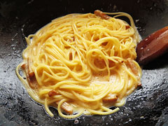 スパゲッティとカルボナーラソースをかき混ぜて和える。