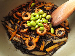 煮汁がほとんど無くなった鍋に枝豆を入れる。