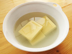 ぬるま湯を張ったボウルで高野豆腐を戻す。