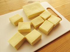 各4等分に切り分けた高野豆腐。