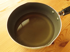 鍋にだし汁を入れる。