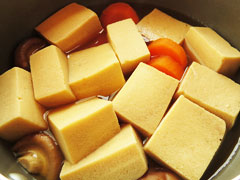 高野豆腐とにんじん、しいたけを弱火で煮込む。