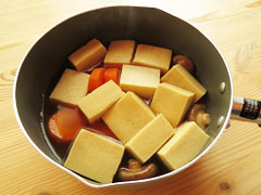 鍋に入った高野豆腐の煮物。