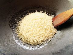 バターを溶かしたフライパンに生米1合を入れる。